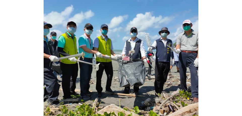台電公司大林發電廠聯合小港區公所林園區公所等三百多人在鳳鼻頭淨灘維護海灘環境整潔(圖)