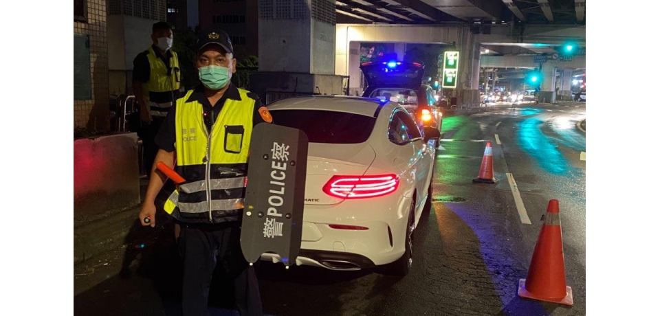 員警執勤臂盾上身、狡猾通緝犯偷藏刀一舉成擒(圖)