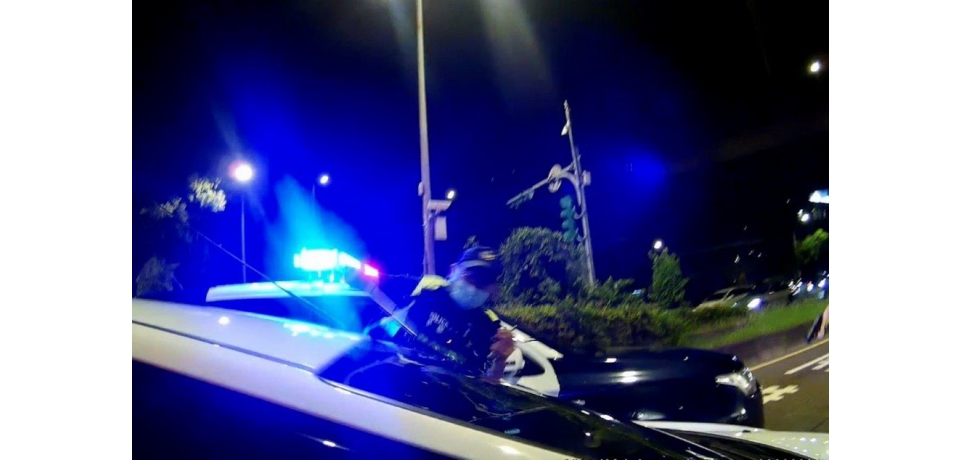 「警民合作」 毒蟲攜毒衝路檢、撞民車，保大警強勢破窗逮捕究辦(圖)