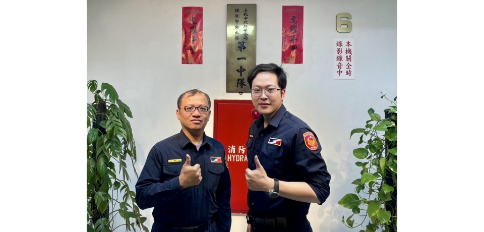 臨盆困車陣  保大員警緊急開道  6分鐘護送孕婦到院順產(圖)