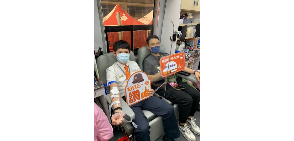 高鐵左營站「寒冬送暖 捐血傳愛」捐出熱血  贈高鐵造型抱枕(圖)