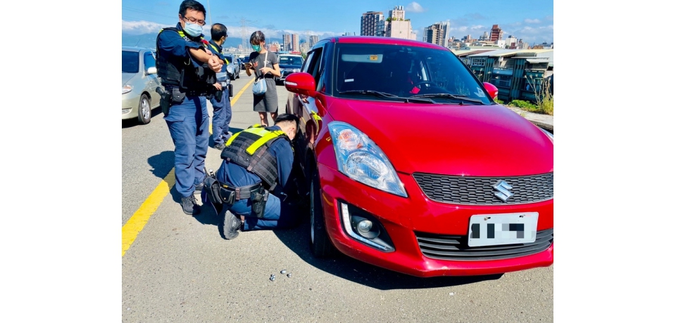 二寶媽車破胎，保大警助脫困  籲學「爆胎緊急應變措施」自保(圖)