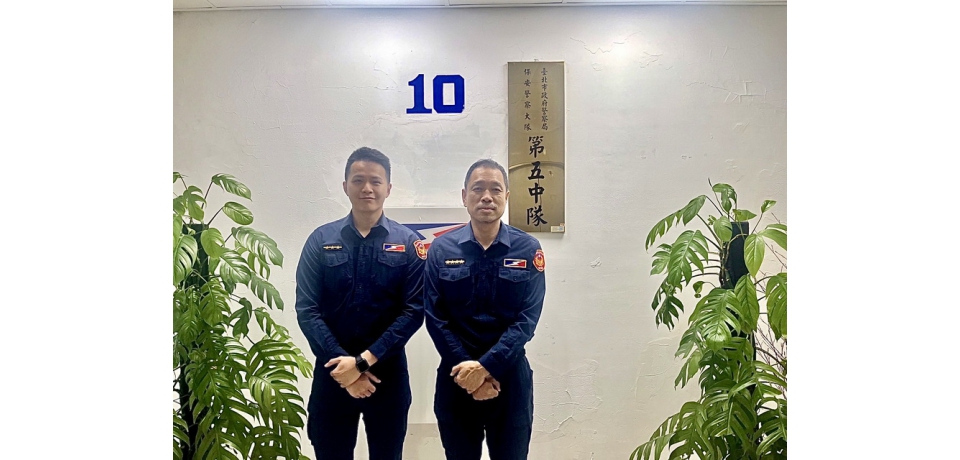 車拋錨卡路中　警民攜手合力推車(圖)