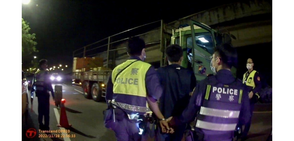 尿遁落跑 4條通緝犯又攜毒 遭保大警識破就逮(圖)