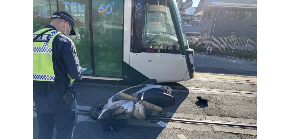 高雄輕軌列車又車禍 騎士撞車重傷(圖)