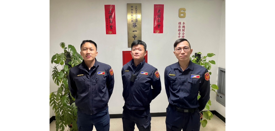 路檢突遇火燒車，保大勇警秒搬移機車、阻大火延燒(圖)