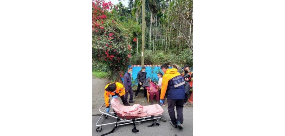 雙龍部落婦人路倒口吐白沫  警民發揮愛心合力救護(圖)