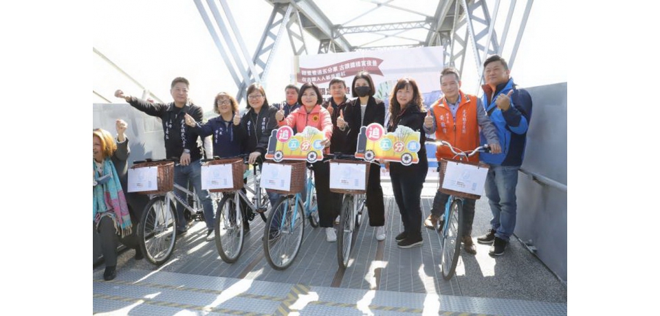 甜蜜蜜追五分車張麗善邀民眾感受鐵道魅力(圖)