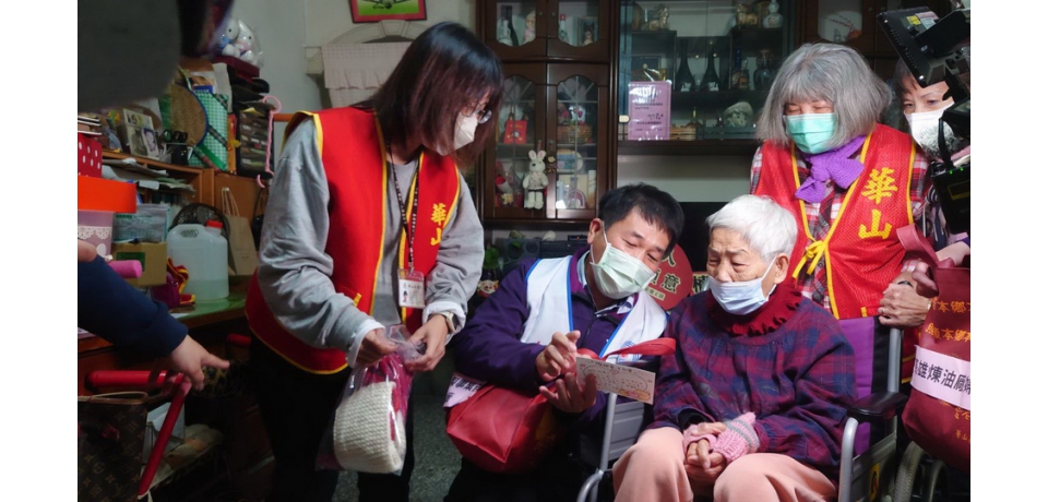 中油煉製事業部暨婦女會 關懷弱勢長輩 送年菜拜早年(圖)