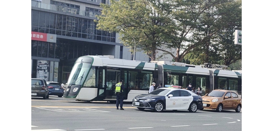 輕軌又傳事故 遭汽車碰撞 幸乘客無恙(圖)