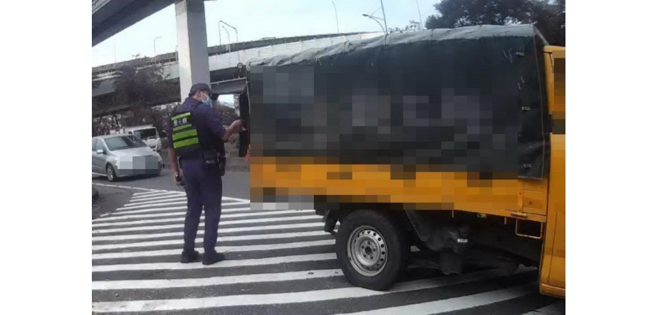 隱形斗篷 通緝犯躲帆布棚內遭警逮捕歸案(圖)