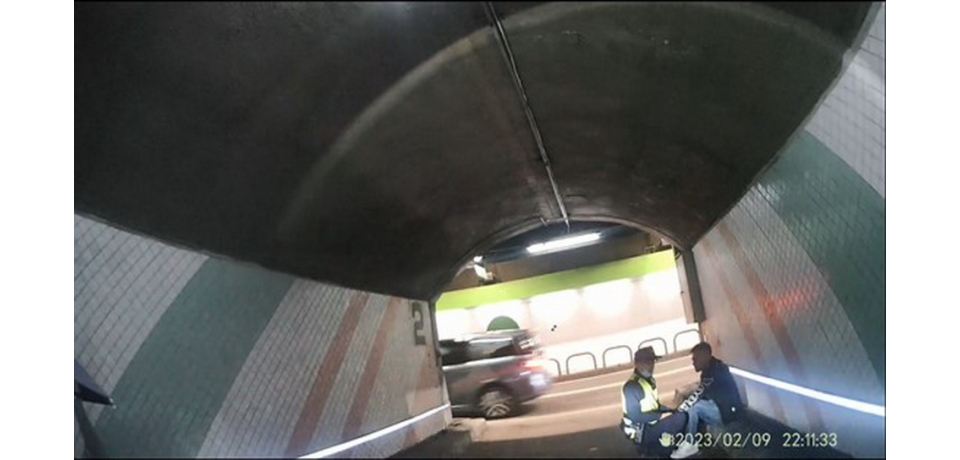 警民合作 通緝犯遇盤查兔脫 北市保大警攔搭民眾機車追捕到案(圖)