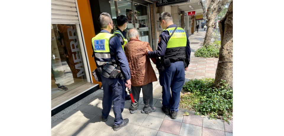 9旬老翁離家卡車陣 保大警即刻救援送返家化解危機(圖)