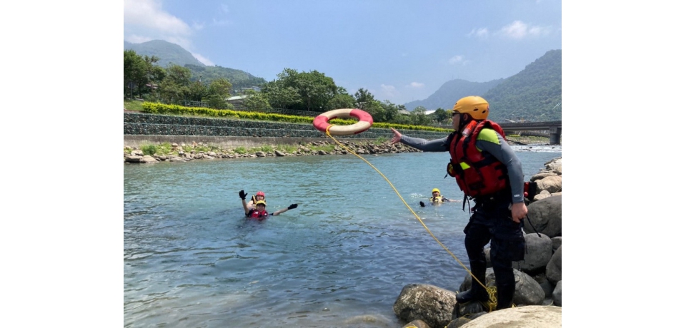 南投縣政府消防局第三大隊水里分隊  辦理水上救生暨船艇操作訓練(圖)