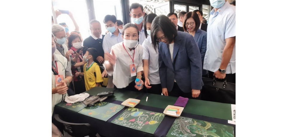 「一塊環保布、就是一塊布黑板」總統肯定 慈濟大愛發明救地球(圖)