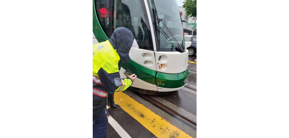 機車擦撞輕軌 車損  人安好(圖)