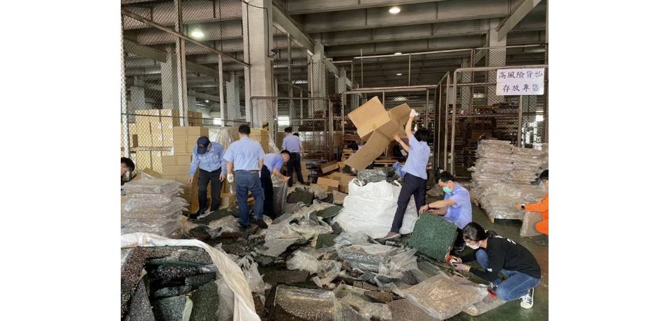 端午節前夕高雄關查獲橡膠製戶外地板夾藏疑似中國大陸製乾香菇絲(圖)