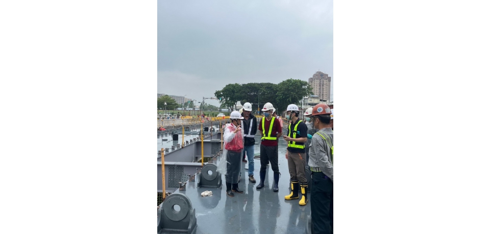 海葵颱風來勢洶洶 林欽榮副市長巡視輕軌龍華橋吊裝工程及防汛整備(圖)