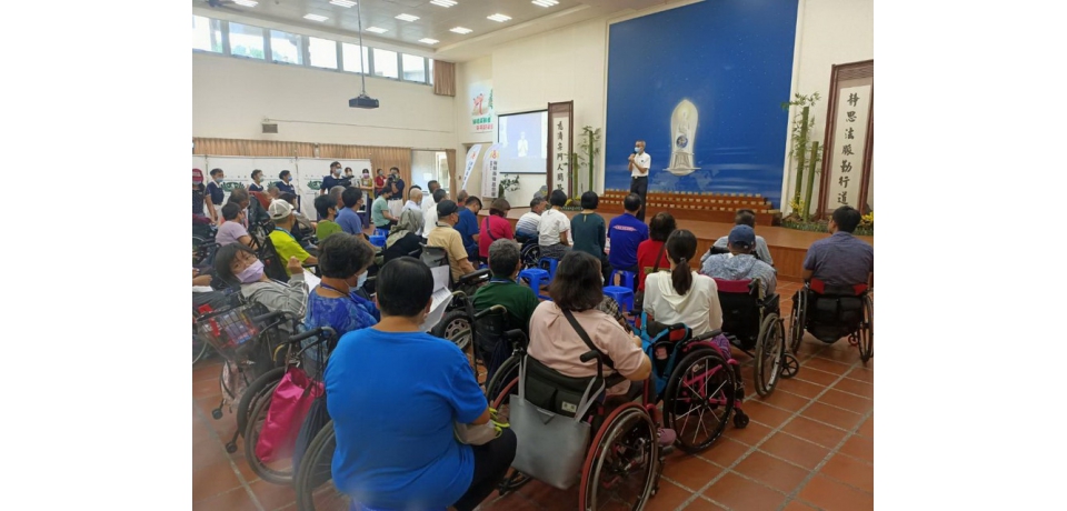 脊時關懷 醫齊守護義診 長輩們「據在一起 讚放光采」聯歡 慈濟高雄靜思堂溫馨四溢(圖)