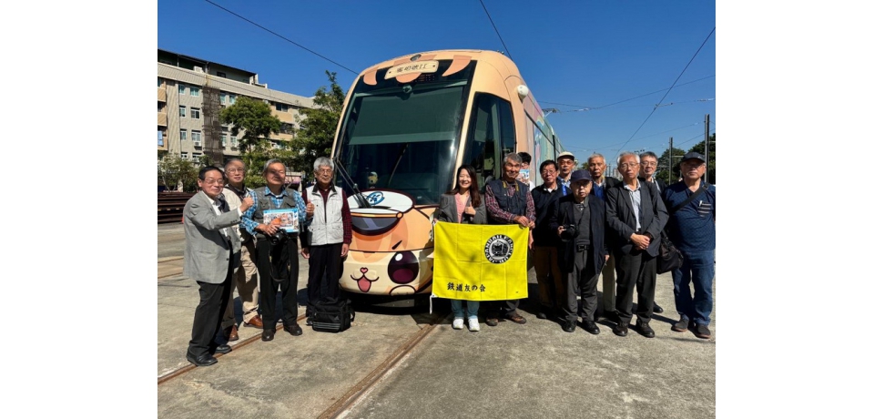 日本鐵道之友協會古稀歐吉桑 跨海造訪高雄輕軌 一張張照片來敘事 將高雄輕軌之美行銷到日本(圖)