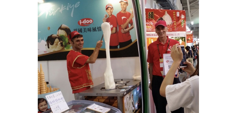 土耳其冰淇淋魅力無窮　移民節前夕快閃東協廣場(圖)