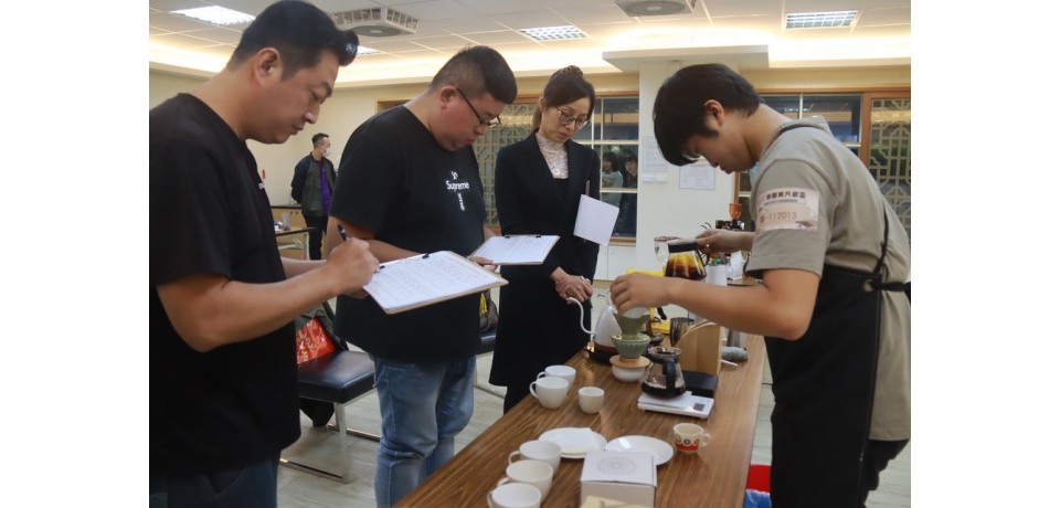 莫凡彼盃咖啡拉花暨手沖賽　逾百學生搶當食尚黑金咖啡師(圖)