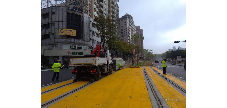 輕軌成圓 通車試營運前磨軌作業 捷運局提醒民眾勿侵入軌道區駐足拍照(圖)