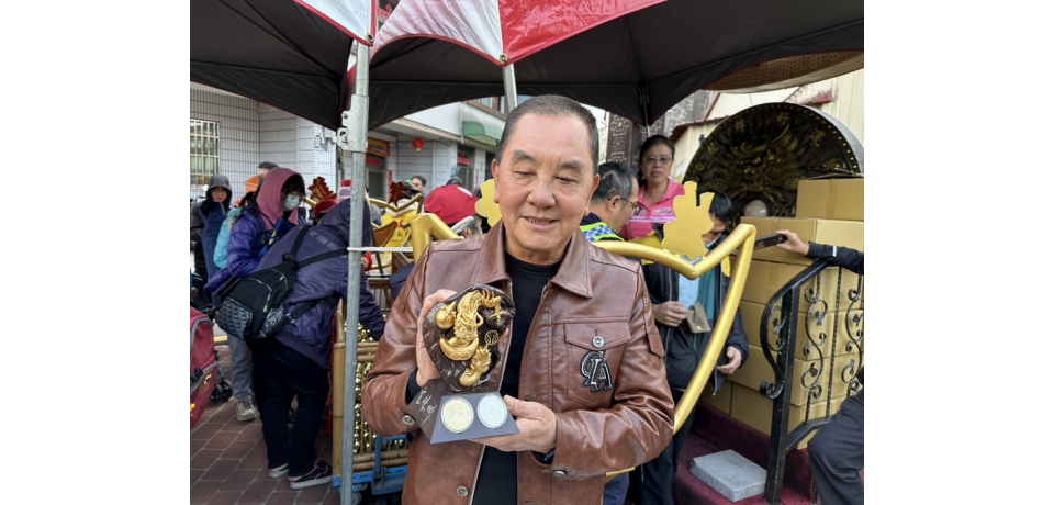 紫南宮今發龍年招財錢母排隊八公里(圖)