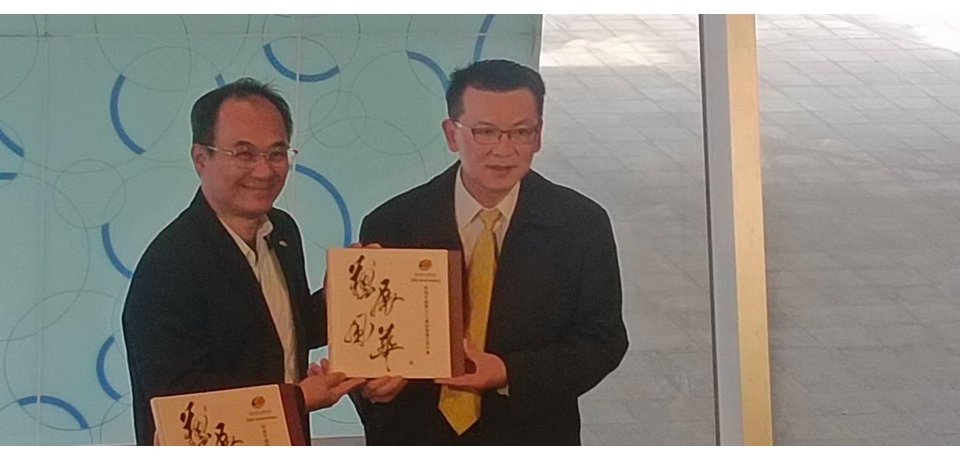 遇見高雄國藝之美 高雄國藝協會贈書高雄市立圖書館總館作為典藏  藝術創作就是要被看見(圖)