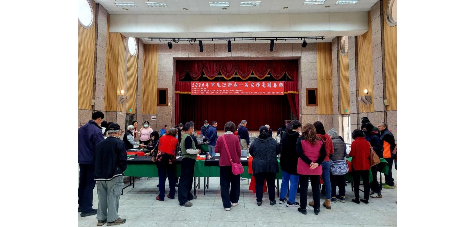 高雄市政府「話龍點金-名家揮毫贈春聯」活動 吸引民眾熱情索取(圖)