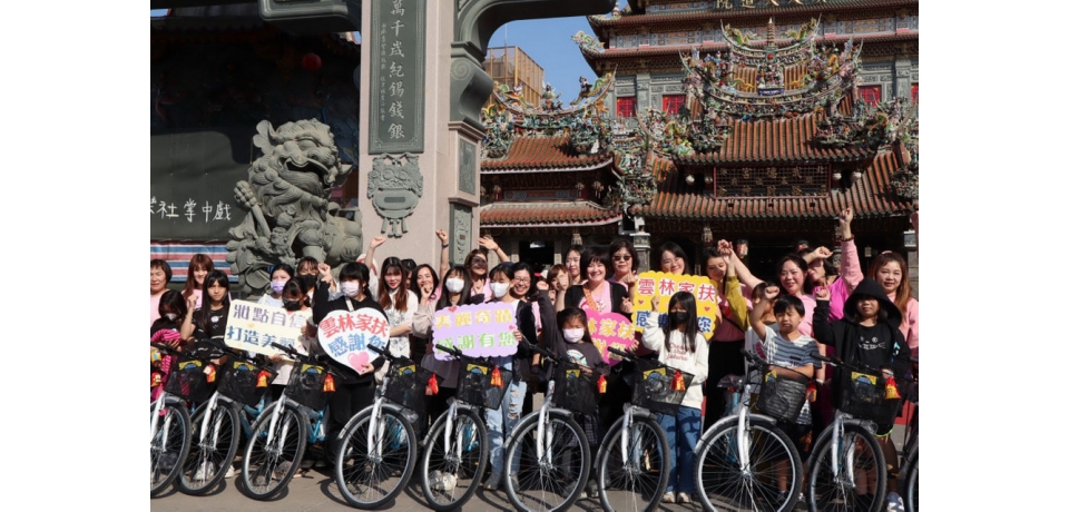 玫瑰綻放愛心助學家扶女童玫琳凱為新住民媽媽彩妝走秀迎新年(圖)