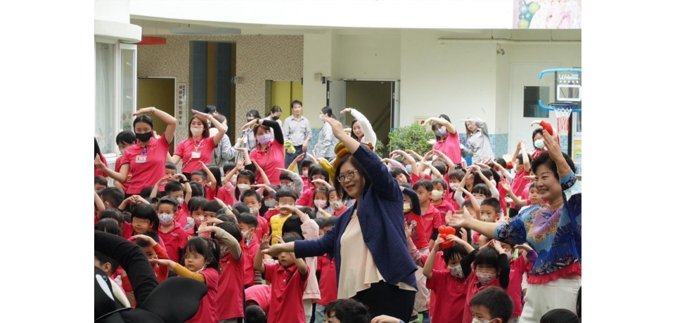 海委會新建工程睦鄰  海洋教育扎根幼兒園 海洋「童」樂會 管碧玲率主管與親子共舞(圖)