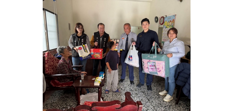 阿嬤獨自帶孫生活困頓 斗南警寒冬送暖(圖)