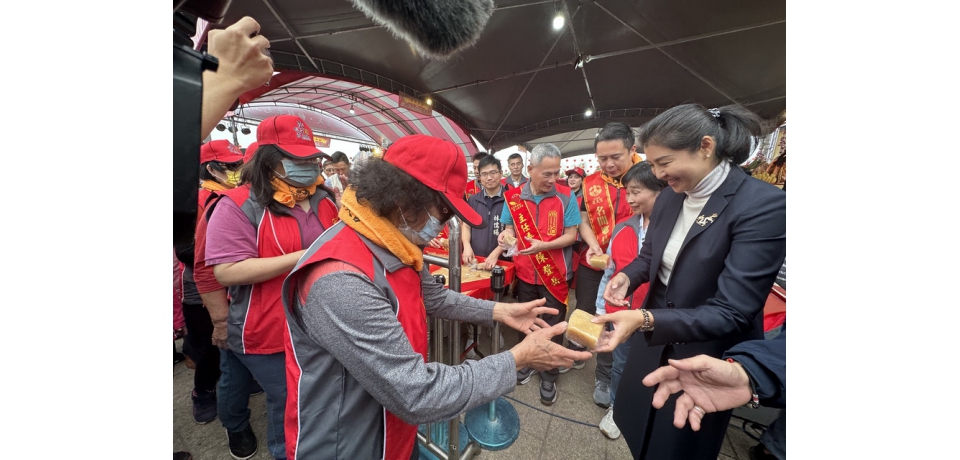 許淑華參與受天宮擔米糕桃祝壽及開香揭桃儀式(圖)