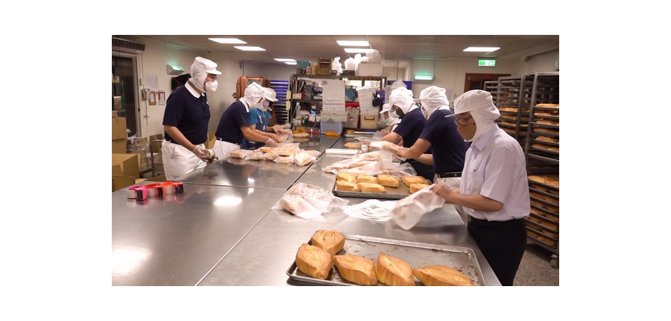 強震 慈濟多地合作送暖 方師傅2000多個麵包午夜抵達(圖)