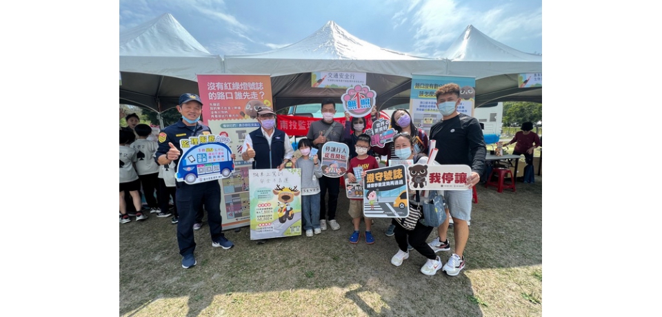 路口停讓」 從你我做起(圖)