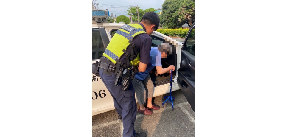 老婦徘徊廟前忘家在哪 四維警助其返家(圖)