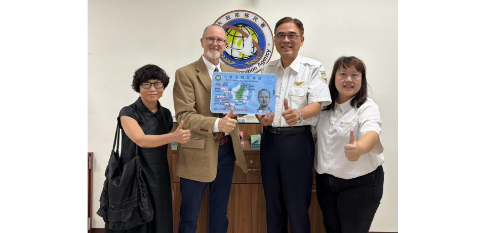 美籍教師獻身教育熱愛臺灣 獲頒馬偕計畫永久居留證(圖)