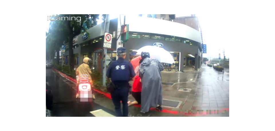 臺北市政府警察局熱心警助天雨路滑　助婦人返家(圖)