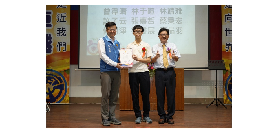 地方美談　南投市長張嘉哲頒獎給獲市長獎的張嘉哲　(圖)