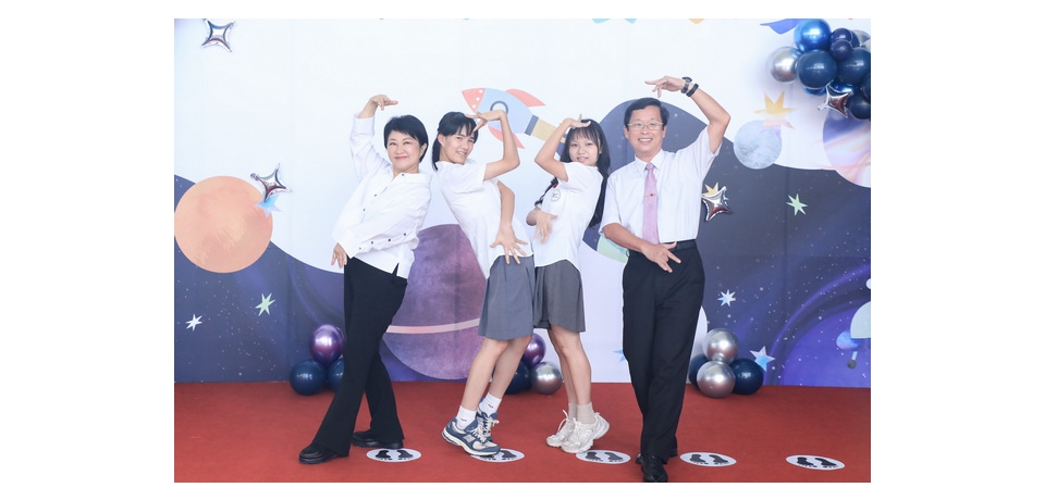 台中市高中以下市長獎畢業生合影 盧秀燕JOJO立 現場歡笑聲不斷(圖)