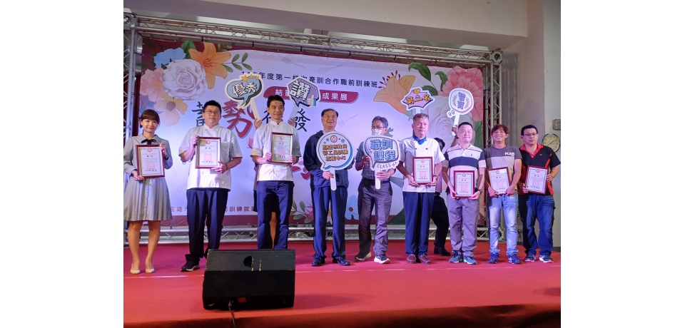高市勞工局產訓班結訓典禮 勞工局長江建興勉勵學員如繁花蓄勢綻放精彩職涯(圖)