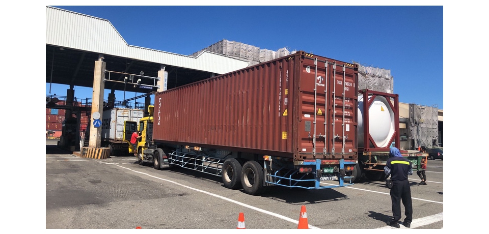 高雄港區櫃場貨櫃車壅塞 港務公司多管齊下協助緩解改善(圖)