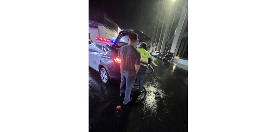 老翁騎腳踏車體力不支  雲林縣斗南警協助其返家(圖)