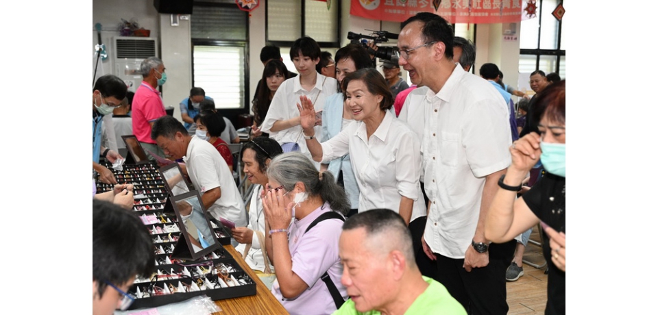 宜蘭縣政府免費配老花眼鏡 社區巡迴列車開往冬山(圖)