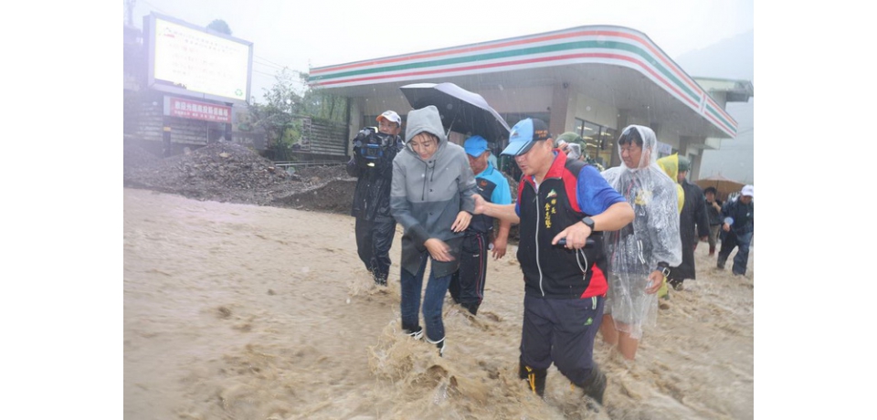不畏凱米強颱風狂雨驟 南投縣長許淑華信義水里勘災(圖)
