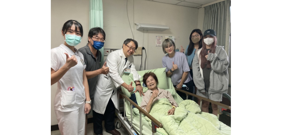 八旬婦倒臥路邊 出手相救的陌生路人竟是南投醫院長洪弘昌(圖)