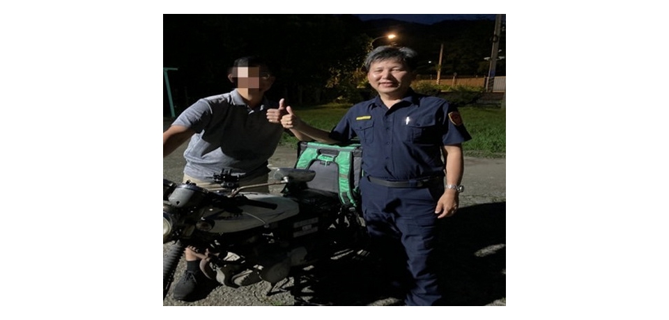 機車油料用盡困路上 雲林縣華山派出所長助民眾添油返家(圖)