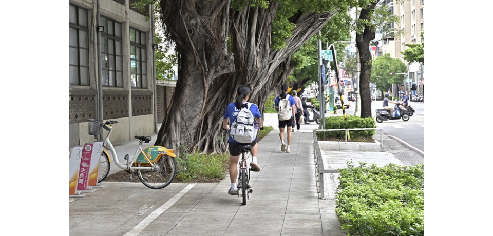 建國路人行道換新 為高雄車站商圈注入活力(圖)