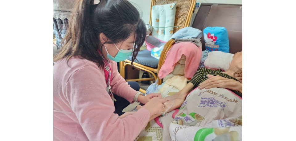 小港醫院「在宅急症照護試辦計畫」長者尿道感染合併肺炎 在家中也能接受治療(圖)